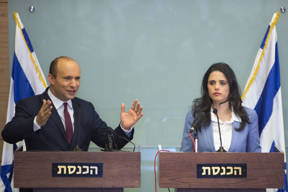 Naftali Bennett og Ayelet Shaked er 0,03 prosent ifra å passere sperregrensen og komme inn i Knesset. De forlanger ny runde med fintelling av stemmene.
 Foto: AP / NTB Scanpix