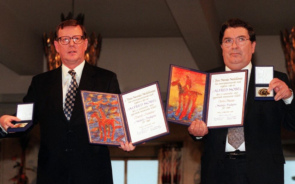 Nobels Fredspris i 1998 gikk til de to irske politikerne David Trimble og John Hume. De to ble fotografert i Oslo Rådhus med medaljer og diplom.
 Foto: Bjørn Sigurdsøn / NTB