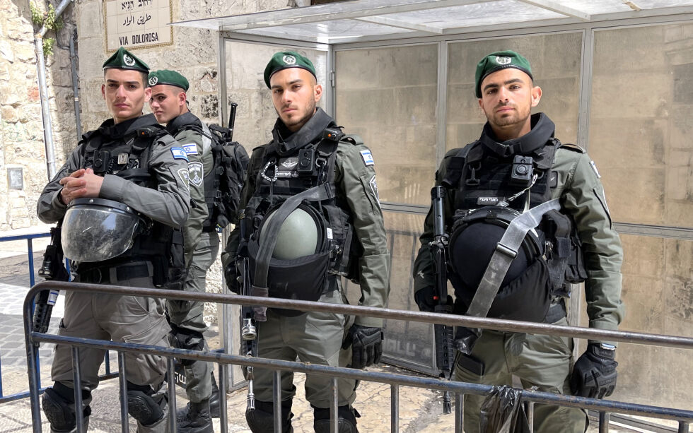 Væpnede israelske politistyrker er på plass i gamlebyen i Jerusalem som en del av regjeringens program for å øke sikkerheten på offentlige områder som følge av bølgen av terrorangrep de siste to ukene i opptakten til den muslimske fastemåneden Ramadan.
 Foto: Johnny Myhr-Hansen