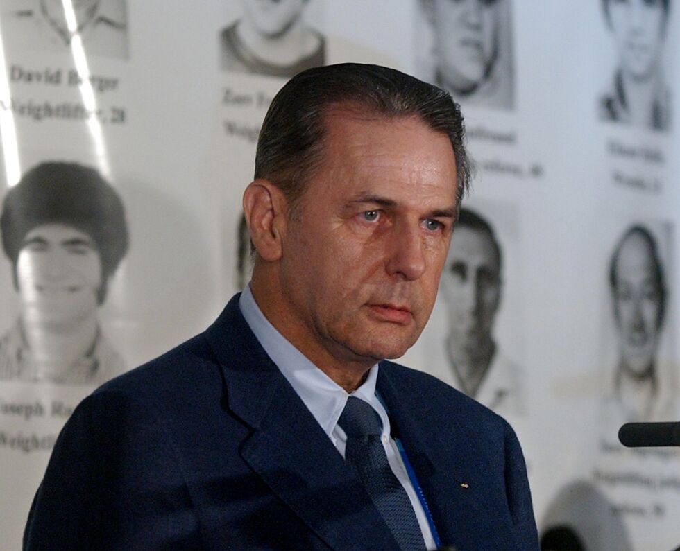 Tidligere IOC-president Jacques Rogge foran banner med bilde av ofrene for München-massakren.
 Foto: Arkivfoto/NTB/AP