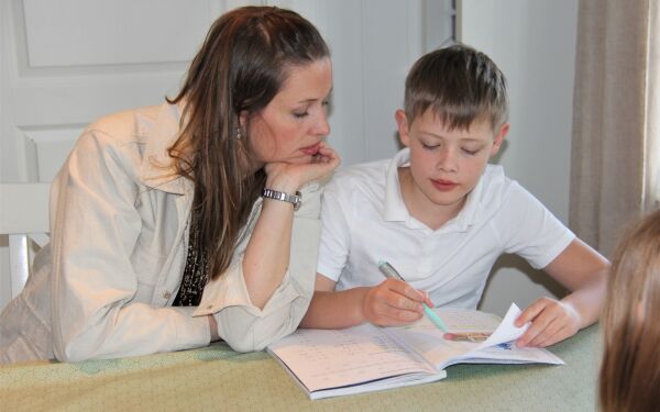 Bytter til privatskole etter undervisning om «hen»
