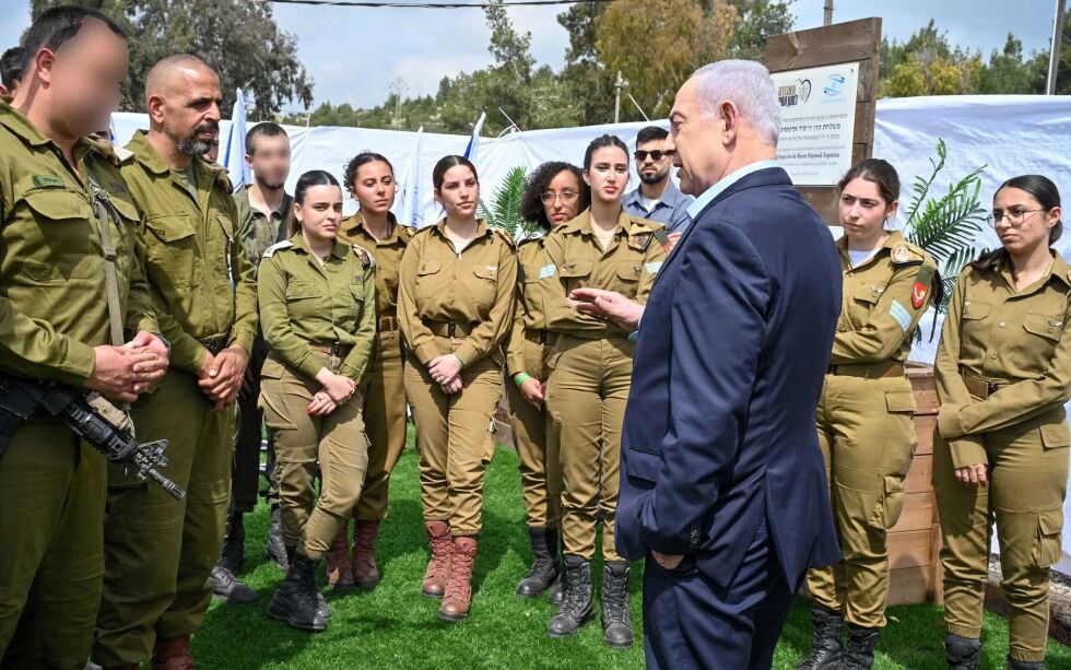 Arkivfoto av statsminister Benjamin Netanyahu i samtale med medlemmer av Israels Nitzan 636 bataljon 14. mars 2024.
 Foto: Kobi Gideon/GPO