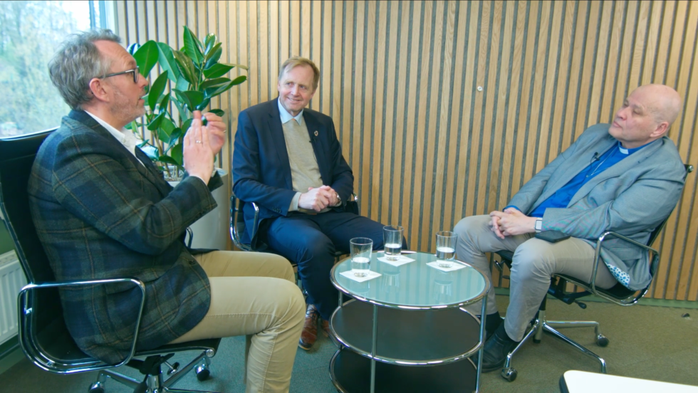F.v.: Espen Karlsen, Bjørn Kjærand Haugland og Jan-Aage Torp møttes i Hovedstaden med pastor Torp til en samtale om Det grønne skiftet.
 Foto: Skjermdump/Hovedstaden.tv