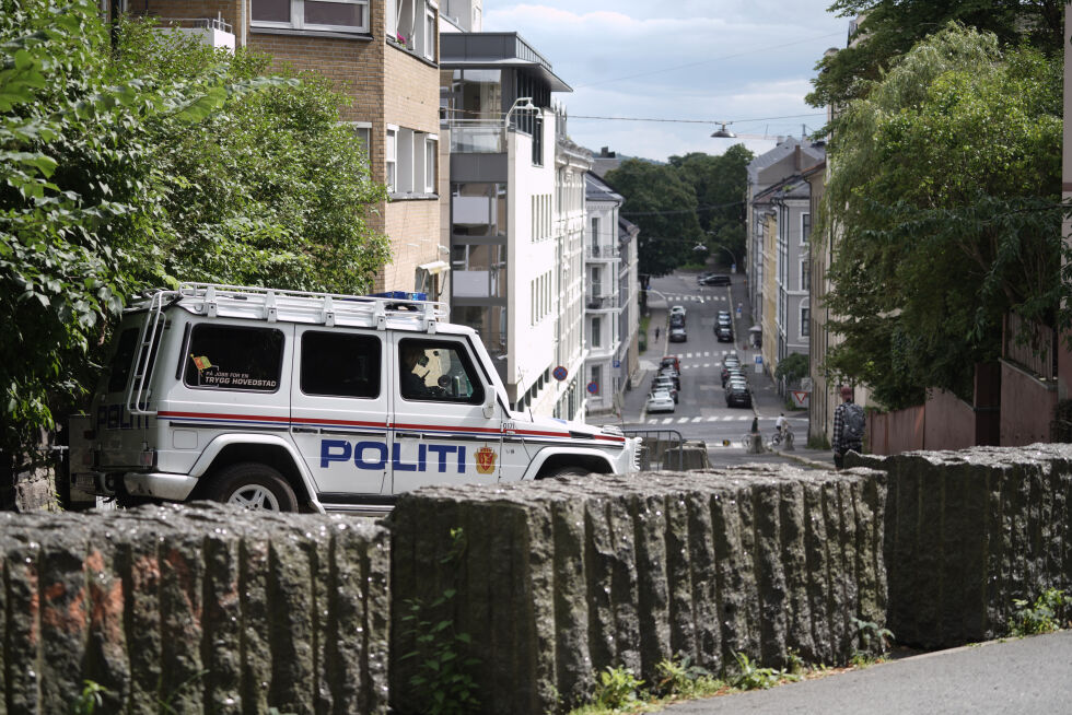 Politiet utenfor Synagogen i Bergstien søndag.
 Foto: Emilie Holtet / NTB