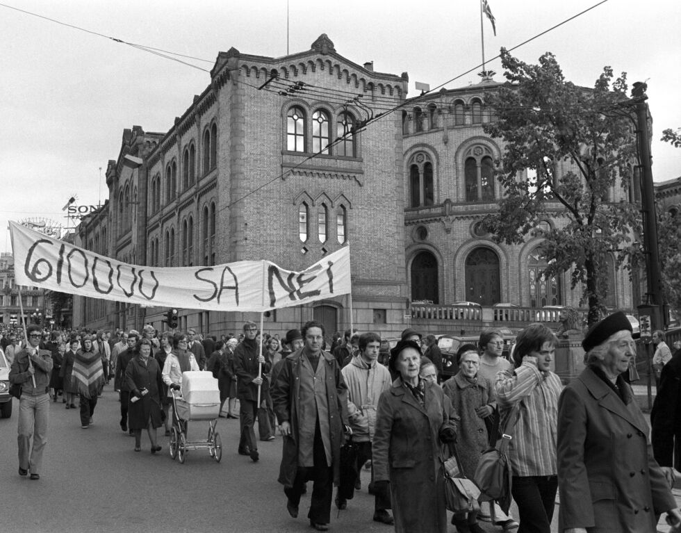 Demonstrerte: Bilde fra en demonstrasjon utenfor Stortinget i 1975, før abortloven ble vedtatt. På plakaten står det: «610.000 sa nei».
 Foto: NTB scanpix