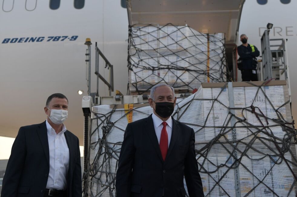 Statsminister Benjamin Netanyahu og helseminister Yuli Edelstein ønsker velkommen den siste sendingen av Pfizer anti-coronavirus-vaksiner på BGI flyplass.
 Foto: Koby Gideon (GPO)