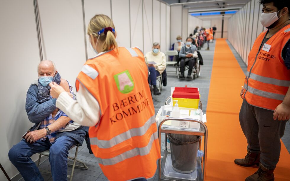 I de eldste aldersgruppene er nå opp mot 98 prosent blitt vaksinert. Her får Rolf Rambøl (91) første dose av Pfizer-vaksine mot på Rud i Bærum i februar.
Foto: Heiko Junge / NTB