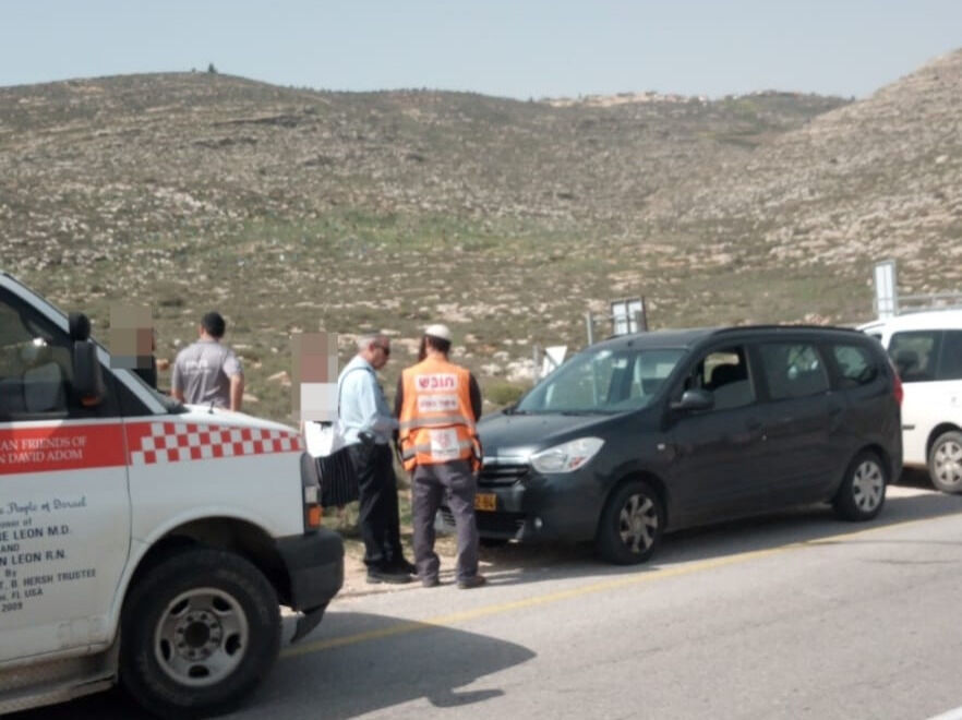 Et spedbarn ble skadet da palestina-arabere kastet stein mot bilen jenta satt i.
 Foto: United Hatzalah