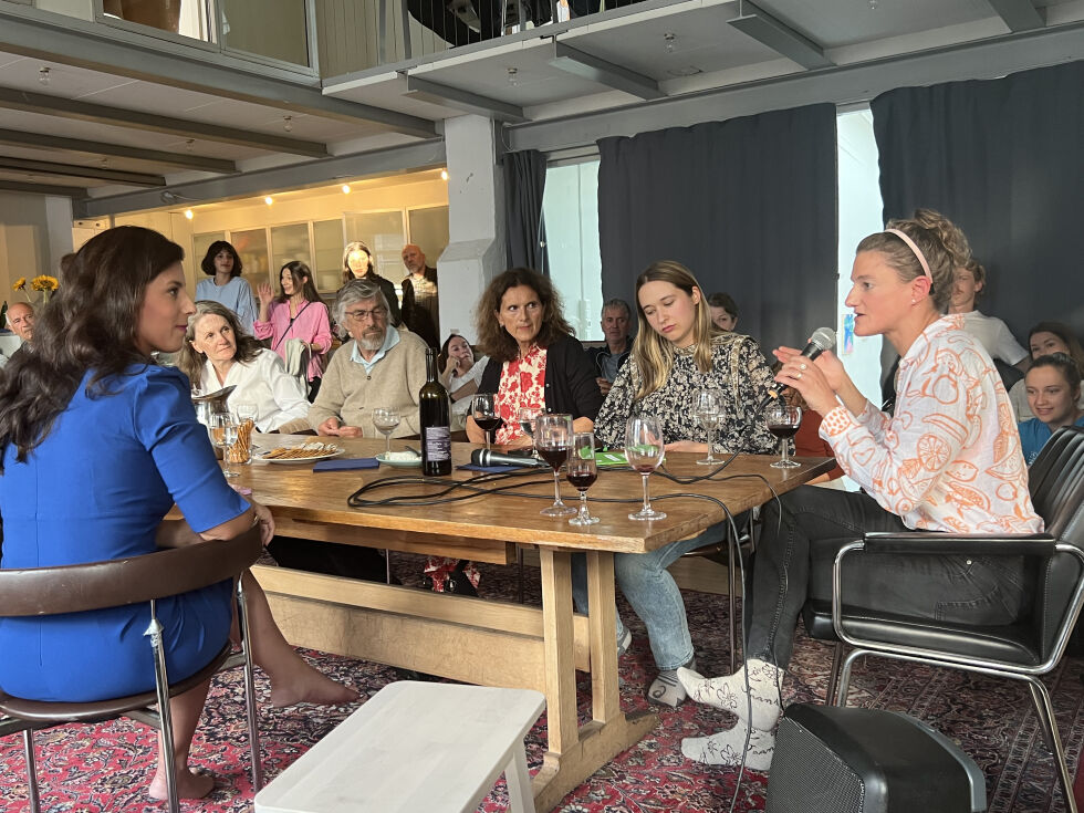Dialog: Frå v.: Hanna Skartveit (VG), Sidsel Wold (NRK) og Nora Savosnick (frilansar). Med ryggen til: Anonia Yemin (Bild).
 Foto: Trine Overå Hansen