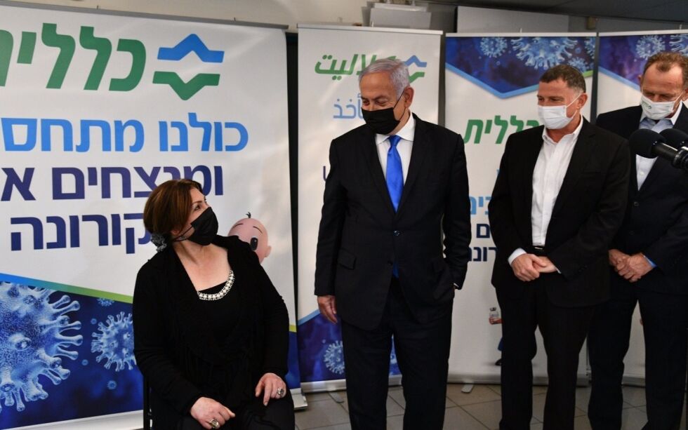 Statsminister Benjamin Netanyahu og helseminister Yuli Edelstein besøkte Clalit Clinic i Nasaret. Der fikk de blant annet stort støtte av den arabiske borgermesteren Ali Salam.
 Foto: Haim Zach / GPO