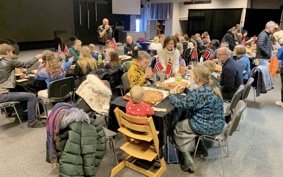 Da flyktningene kom til Norge, ble de møtt med pizza fra Pizzabakeren i lokalet til Oasen Bibelsenter. De ble så plassert hos ulike familier fra menigheter i Søgne og Mandal.
 Foto: Privat