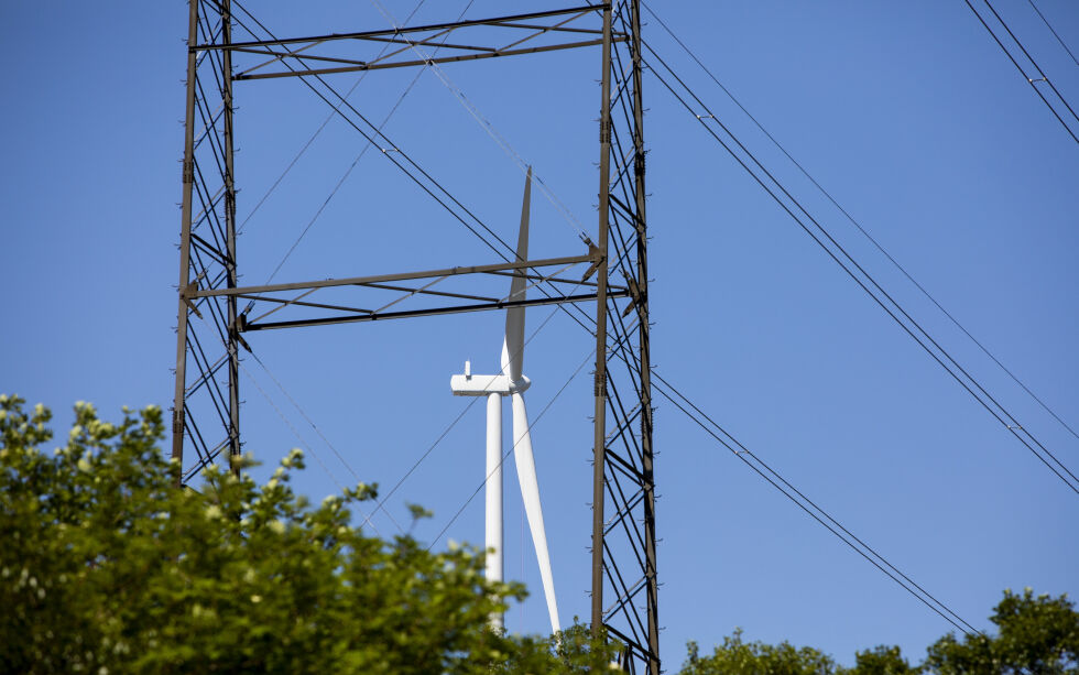 Arbeidet med å montere vindmøller pågikk for fullt på Guleslettene vindpark like ved Florø i 2020. Totalt skal det reises 47 vindmøller i dette området. Hvert tårn er 90 meter høyt. Parken skal produsere nok strøm til over 43.000 eneboliger hvert år. Illustrasjonsbilde.
 Foto: Tore Meek/NTB
