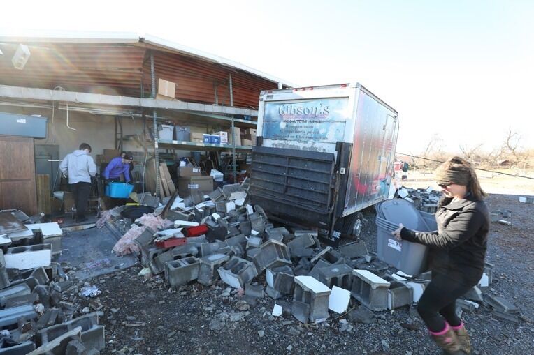Frivillige hjelper med å finne verdisaker i ruinene etter tornadoenes herjinger.
 Foto: Samaritan’s Purse