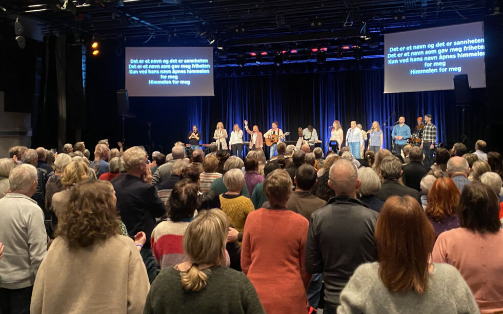 FOLKSOMT: Rundt 350 deltagere var samlet torsdag kveld under årets bønnekonferansen i Haugesund der temaet i år er «våre våpen er mektige for Gud».
 Foto: Dag Buhagen