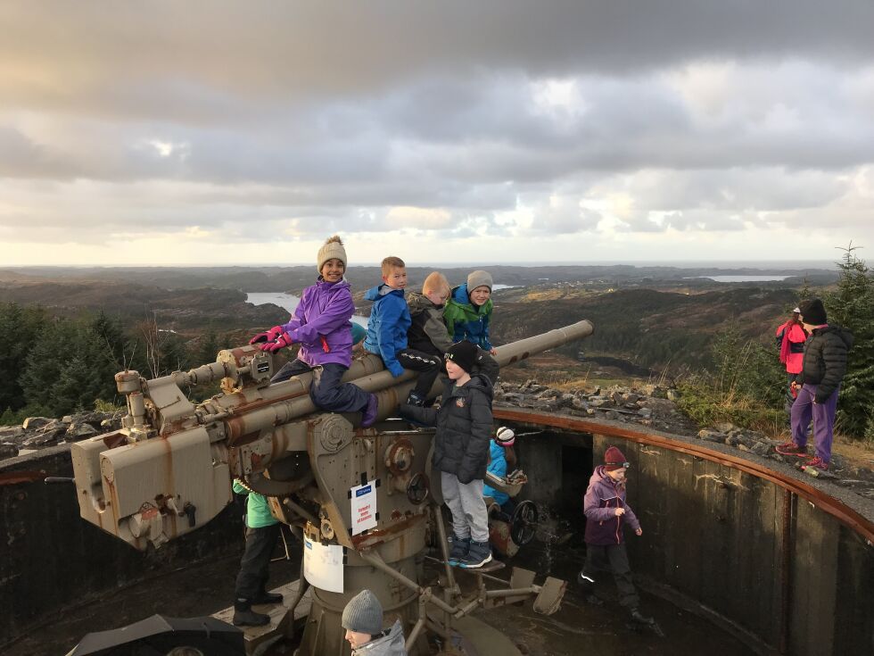 LÆRING: 5. klassingar synes at historietimane på Fjell Festning er både spennande. Foto: Sotra villmarksenter (bruk av bileta er klarert).
 Foto: Ingalis A. Malmo
