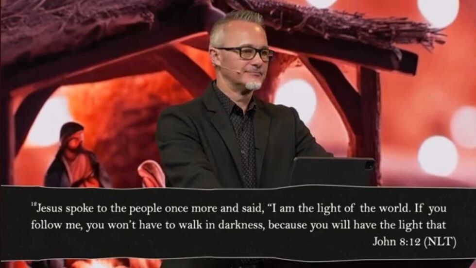 Dennis Cummins på talerstolen i Experience Church.
 Foto: Skjermdump Experience Church/YouTube
