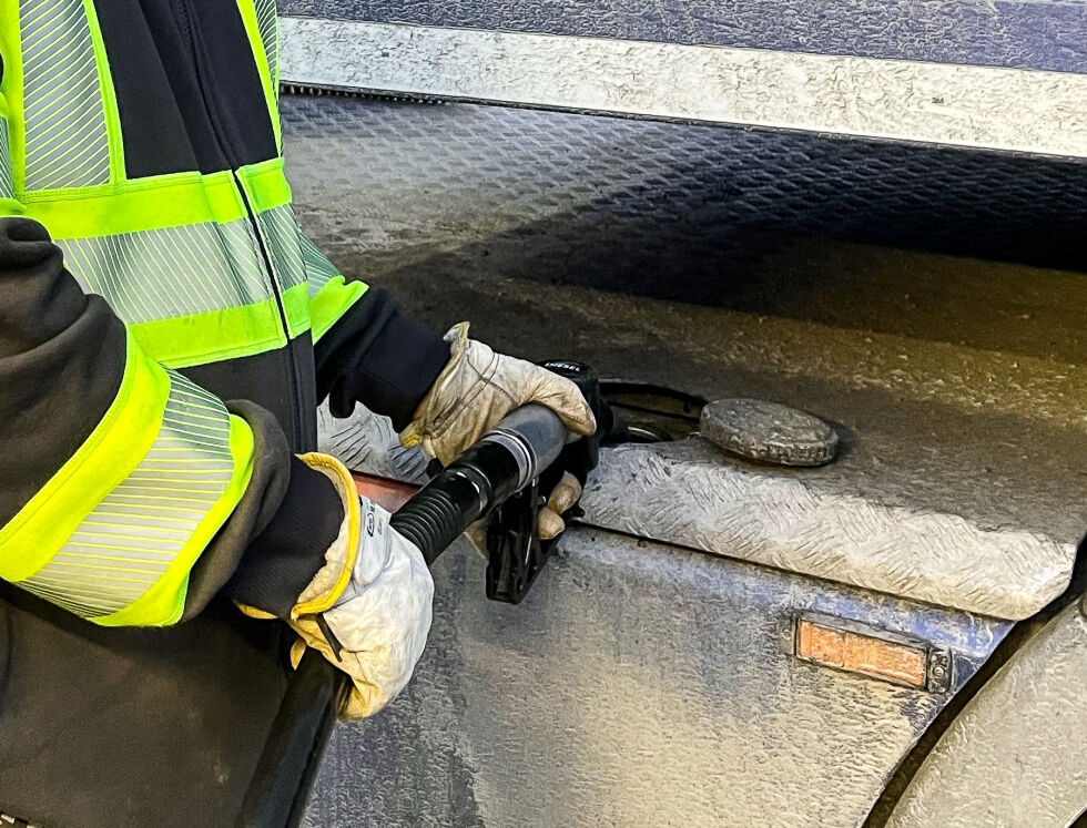 FYLLER GAMMEL GRIS PÅ TANKEN: 85 prosent av biodrivstoffet til veitrafikk i Norge er laget av slakteavfall og fett som Norge importert fra USA og Kina.
 Foto: Eli Bondlid