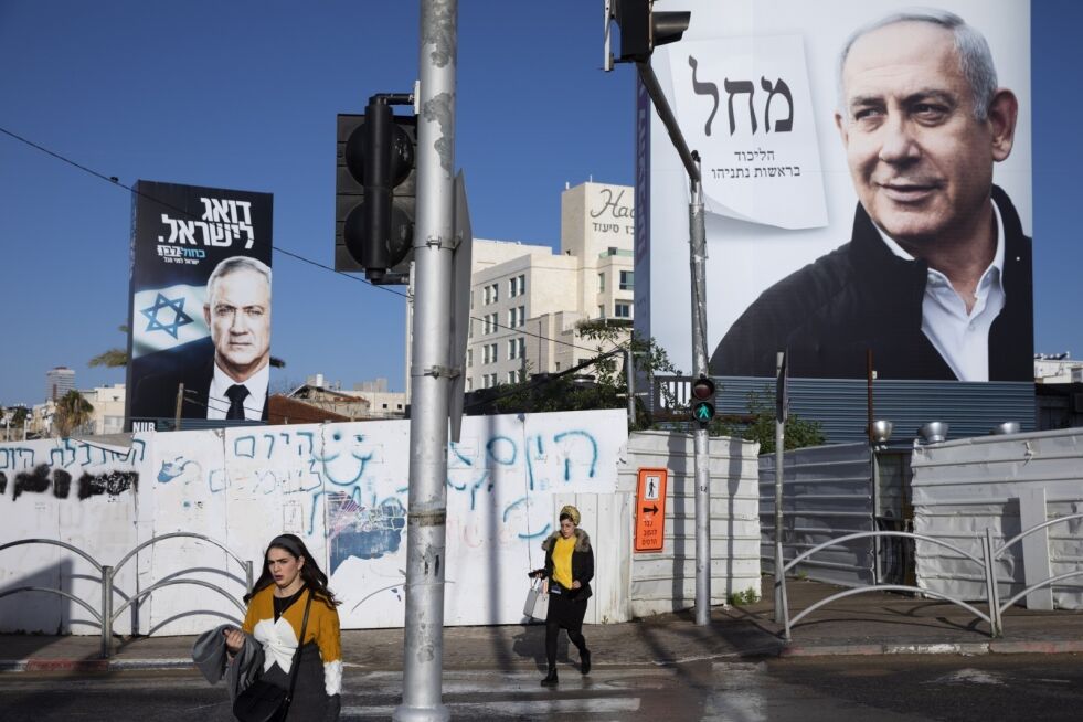 Valgkampplakater visestatsminister Benjamin Netanyahu til høyre og Benny Gantz til venstre i Bnei Brak i Israel. Foto: Oded Balilty / AP / NTB scanpix