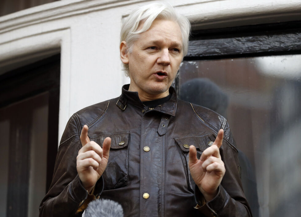 Assange går fri etter at han denne uken vil erklære seg skyldig på ett tiltalepunkt, ifølge rettsdokumenter.
 Foto: Frank Augstein / AP / NTB