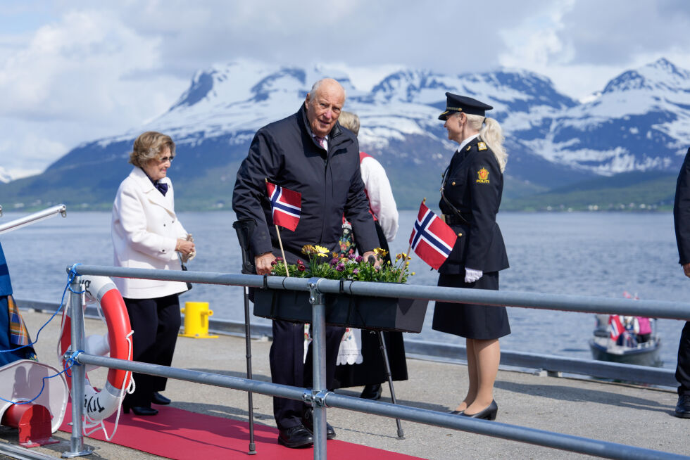 Kong Harald og dronning Sonja gikk i land i Balsfjord klokken 10.45 onsdag formiddag under kongeparets fylkestur til Troms.
 Foto: Cornelius Poppe / NTB
