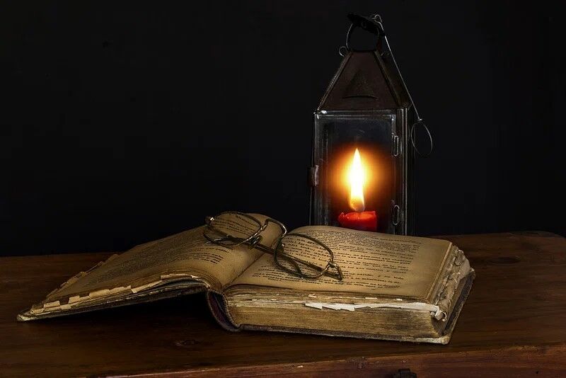 Det profetiske ord er som en lampe som lyser i mørket, skriver apostelen Peter.
 Foto: Free Vectors, PNGs, Mockups & Backgrounds - rawpixel. Creative Commons License 1.0.