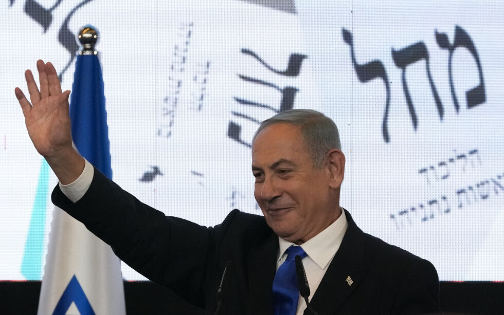 Benjamin Netanyahu blir etter all sannsynlighet den neste statsministeren i Israel. Han er allerede den som har inntatt vervet flest år.
 Foto: Maya Alleruzzo/AP/NTB