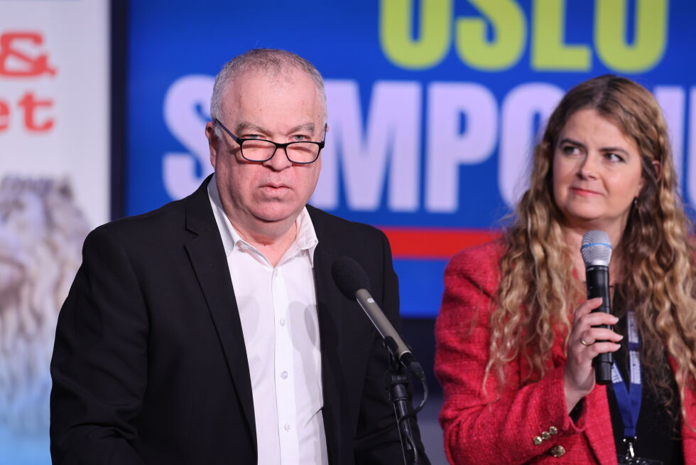 Israels ambassadør Avi Nir-Feldklein tolket av Trine Overå Hansen under Oslo Symposium 2023.
 Foto: Eli Bondlid