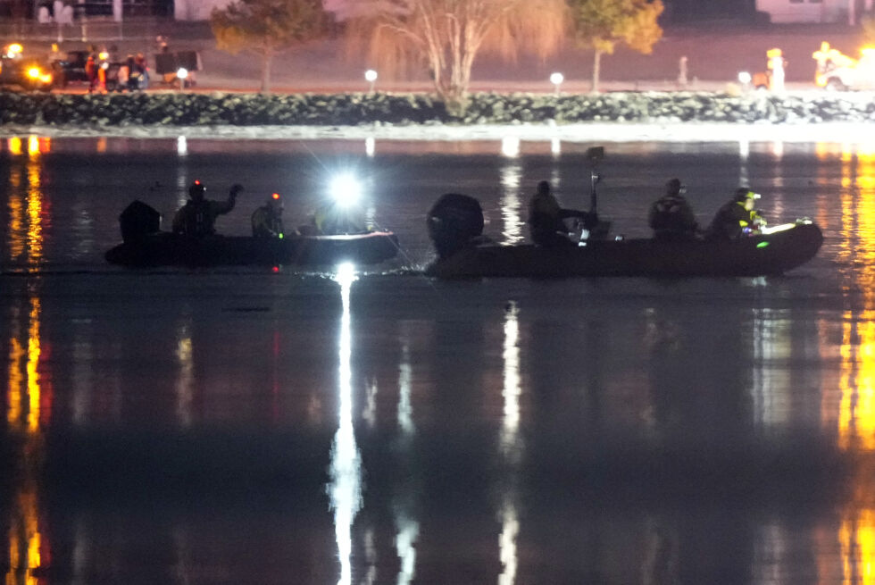 Dykkere lette natt til torsdag etter overlevende i Potomac-elven i Washington der et passasjerfly med 64 mennesker om bord styrtet etter å ha kollidert med et militært helikopter.
 Foto: AP / NTB