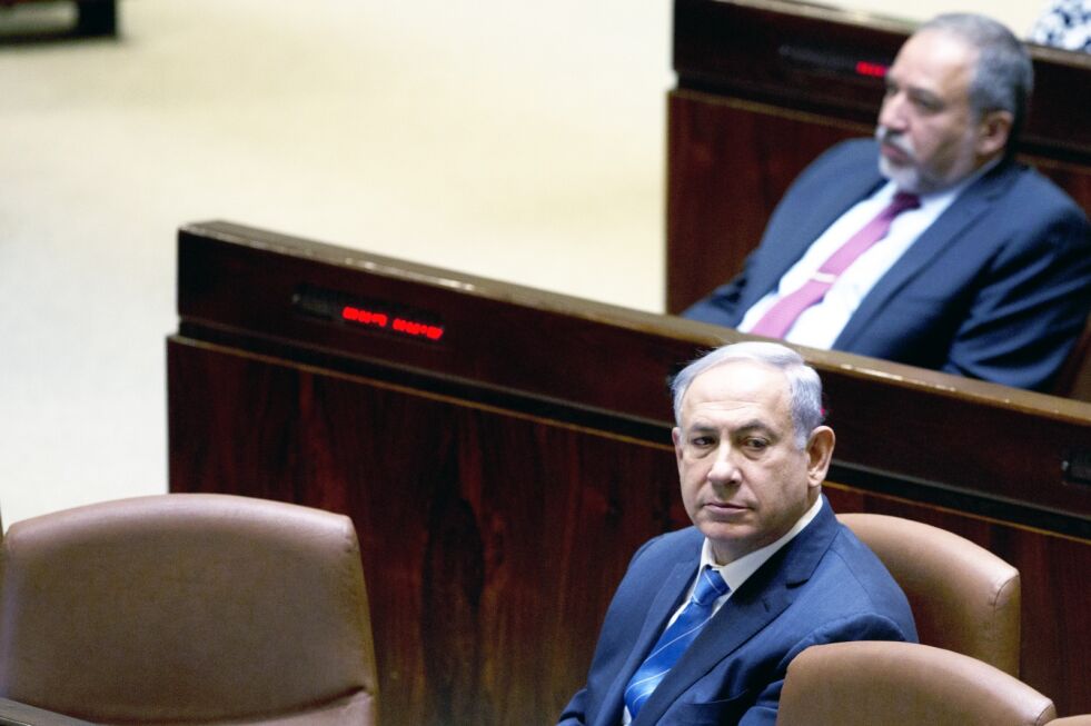 Kaos: Partileder i Israel Beiteinu, Avigdor Lieberman (bak) har gått omveier for å unngå regjeringssamarbeid med Benjamin Netanyahu.
 Foto: AP