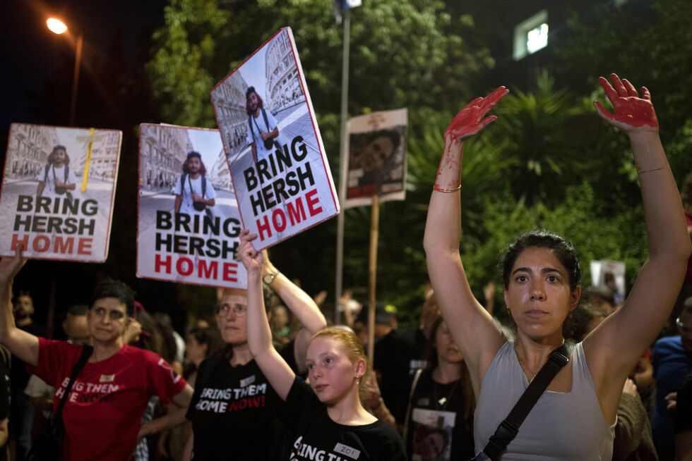 Venner og støttespillere til et amerikansk gissel demonstrerer utenfor Israels statsminister Benjamin Netanyahus hjem onsdag.
 Foto: Maya Alleruzzo / AP / NTB