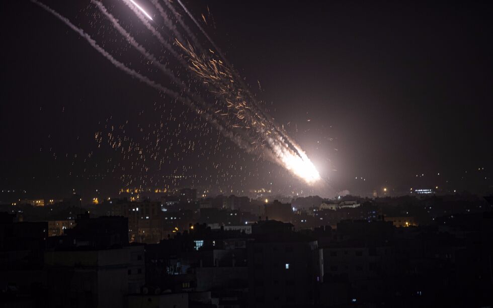 Israels forsvar opplyser tirsdag morgen at terrorgruppene Hamas og Islamsk hellig krig har sent minst 150 raketter fra Gaza og mot Jerusalem mandag kveld og natt til tirsdag.