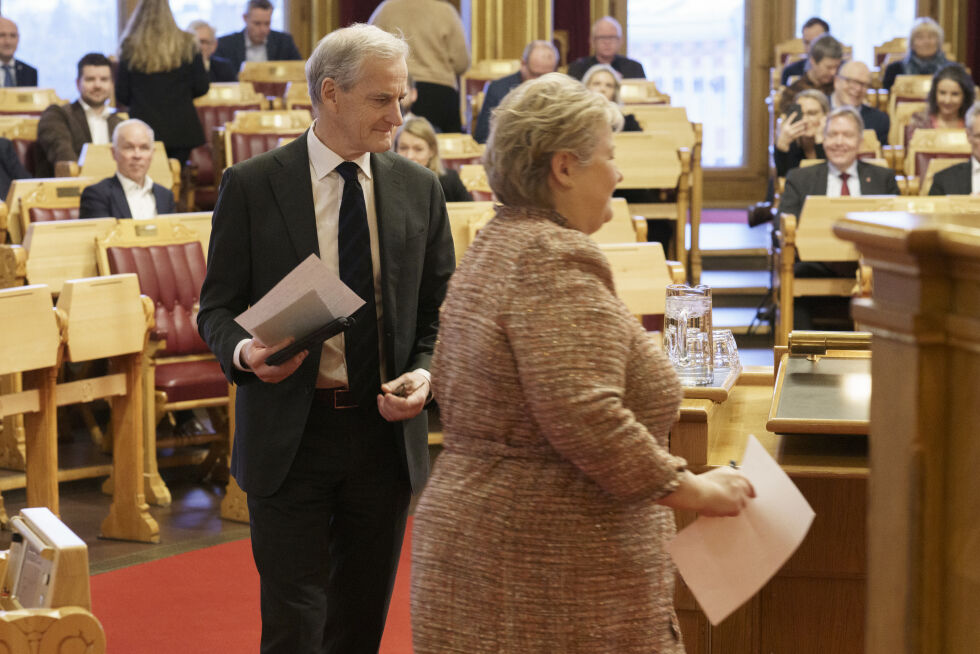 Statsminister Jonas Gahr Støre (Ap) og Erna Solberg (H) under den muntlige spørretimen i Stortinget 29. november 2023.
 Foto: Foto: Cornelius Poppe / NTB.