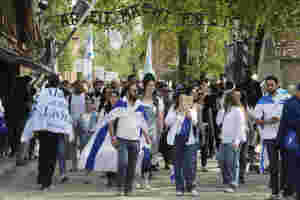 Løslatte gisler deltar i seremoni i Auschwitz
