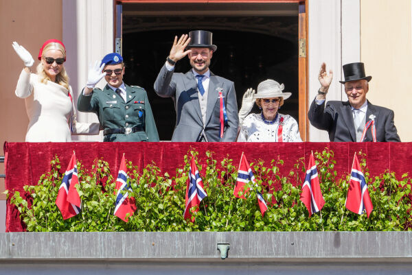 Prinsessen på Slottsbalkongen i paradeuniform