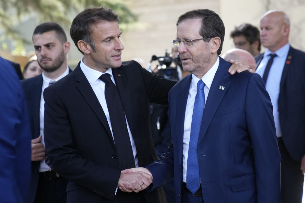 Frankrikes president Emmanuel Macron, til venstre, håndhilser på Israels president Isaac Herzog etter deres samtaler i Jerusalem, tirsdag 24. oktober 2023. Arkivfoto.
 Foto: Christophe Ena/AP/NTB
