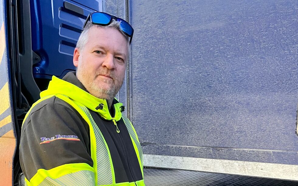 RART DET IKKE SKJER ULYKKER: Det sier Audun Tandberg som driver Terje Tandberg Transport. Han må ofte slå inn speilene når han møter andre digre vogntog i de smaleste tunnelene.
 Foto: Privat