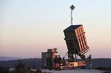 Rakettene rammer Sør-Israel, men blir skutt ned av Iron Dome.