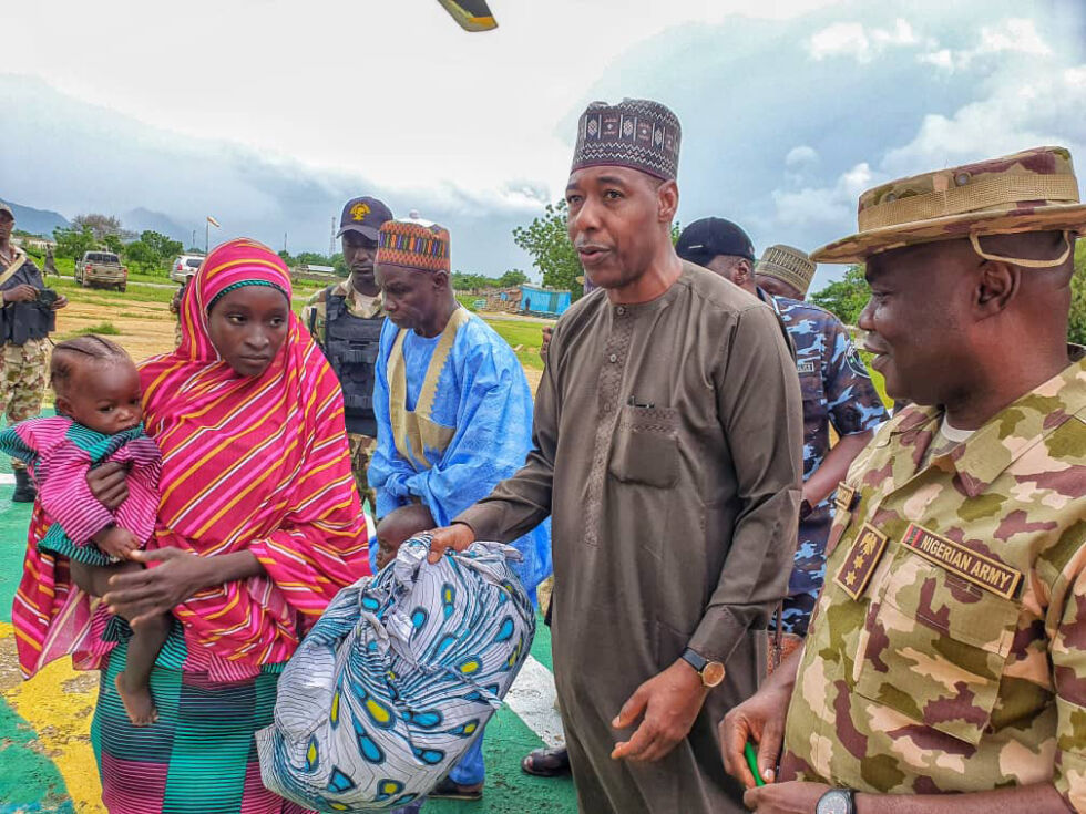 NIGERIA: Guvernøren i Borno, Babagana Zulum, sammen med en kvinne og datteren hennes, som i 2021 ble sluppet fri etter å ha vært holdt fanget av Boko Haram-ekstremister. Mer enn 270 skolejenter i det nordøstlige Nigeria ble bortførte. Nå er mer enn 100 mennesker savnet etter en ny massebortføring i landet.
 Foto: Borno State House via AP/NTB