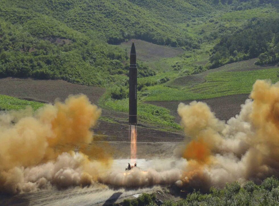 Den nordkoreanske lederen Kim Jong-un lover at landet aldri vil skrinlegge sitt kjernefysiske program eller missiloppskytninger. Her et foto distribuert fra Nord-Korea av Hwasong-14 – som de hevder er et interkontinentalt ballistisk missil. Foto: Korean Central News Agency / Korea News Service via AP / NTB scanpix