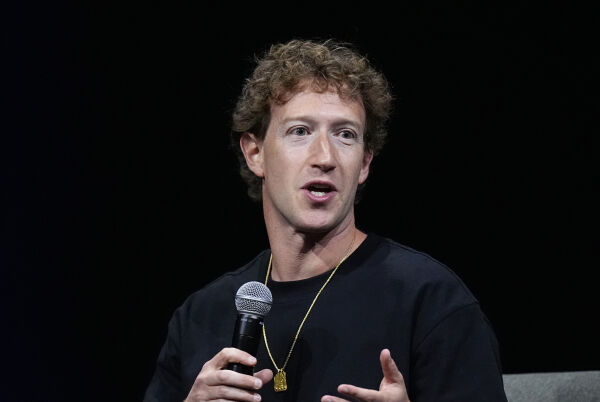 Facebook-gründer innrømmer å ha blitt presset til sensur