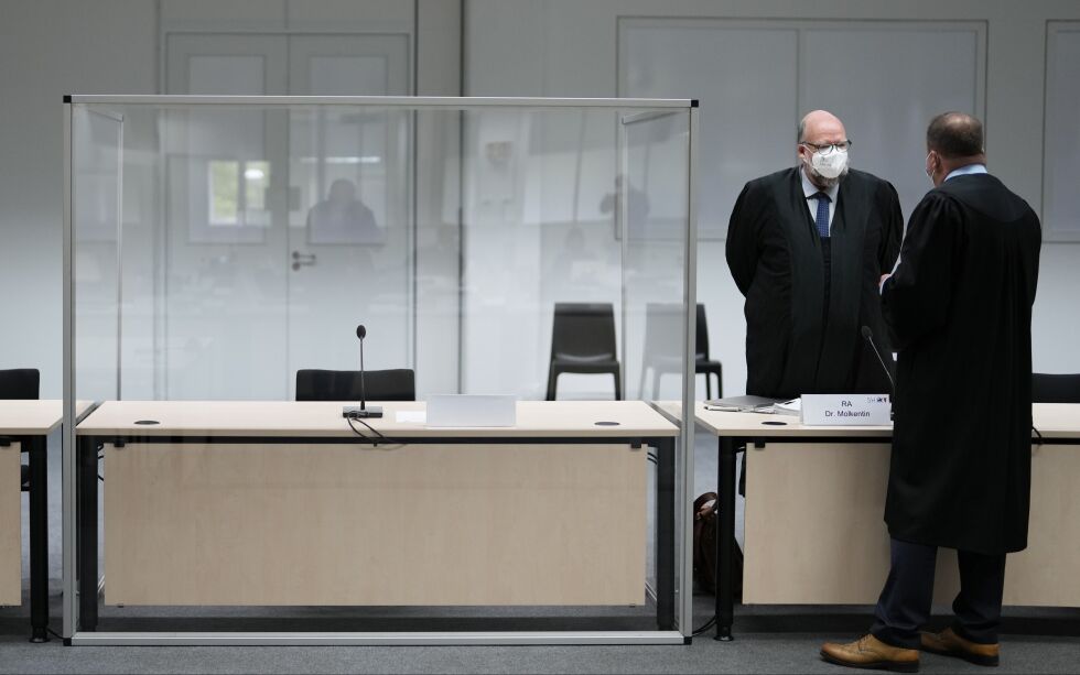 Jurister snakker sammen i rettssalen der saken mot Furchner holdes.
 Foto: Markus Schreiber / AP / NTB
