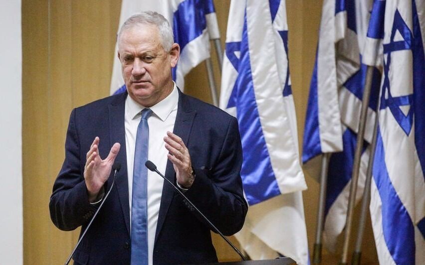 Forsvarsminister Benny Gantz fikk kritikk for sitt møte med presidenten for de palestinske selvstyremyndighetene, Mahmoud Abbas. Gantz forsvarte seg med at det er hans jobb som forsvarsminister å ha dialog og jobbe for å forhindre krig.
 Foto: Shalev Shalom/TPS