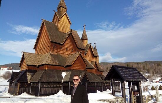REKORD: Kyrkjeverje i Notodden og leiar for Stavkyrkjeeigarforum, Håvard Jørgen Russnes, er godt nøgd med rekordstor vitjing i Heddal stavkyrkje i fjor. FOTO: Ingmar Kroken/KA