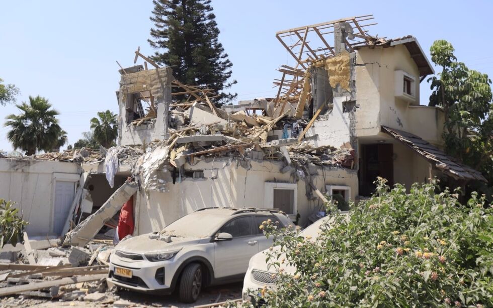 Et hus i Yehud ble truffet direkte av en terrorrakett. Ingen ble skadet.
 Foto: Eitan Elhadez-Barak/TPS