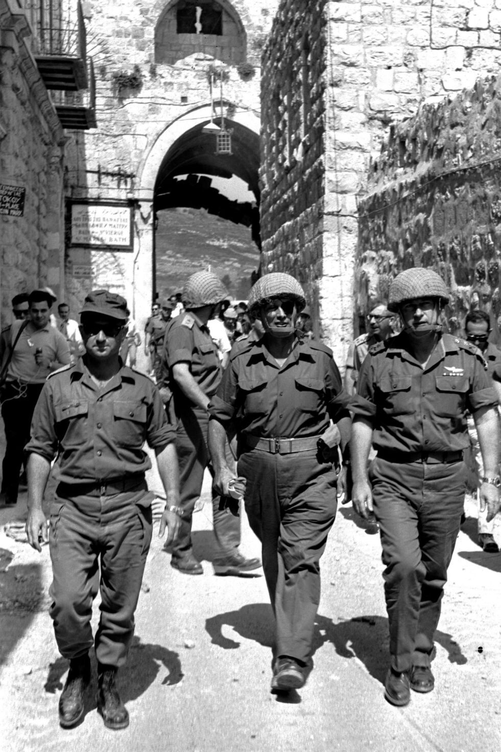 Forsvarssjef, general Yitzhak Rabin ved inngangen til gamlebyen i Jerusalem under Seksdagerskrigen, med Moshe Dayan og Uzi Narkiss.
 Foto: Den israelske regjerings pressekontor. (Creative Commons)
