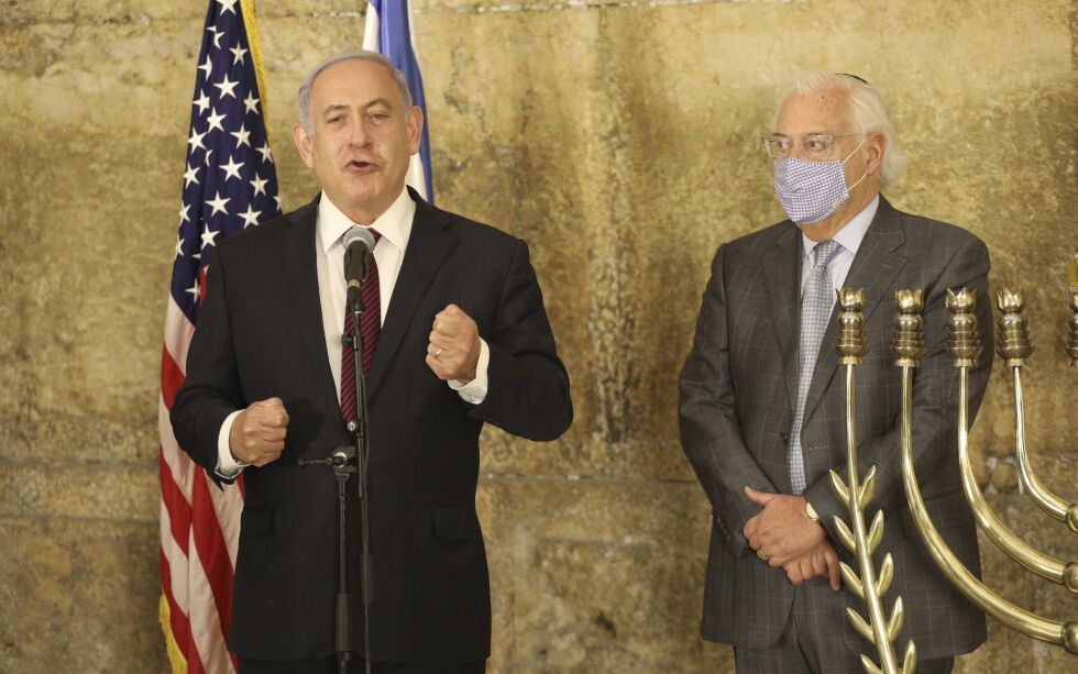 Israels statsminister Benjamin Netanyahu brukte stor ord da han takket for innsatsen til USAs ambassadør David Friedman.
 Foto: Emil Salman / NTB