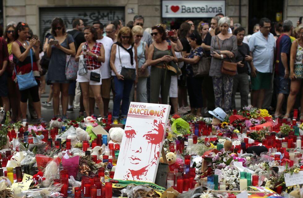 Den 17. august ble 13 mennesker drept i Barcelonas hovedgate La Rambla. Våpenet var en varebil. Senere kjørte også en bil inn i en folkemengde i havnebyen Cambrils. En imam ved navn Abdelbaki Es Satty er blitt omtalt som hovedmann i terrorcellen. Foto: AP / Manu Fernandez / NTB scanpix.