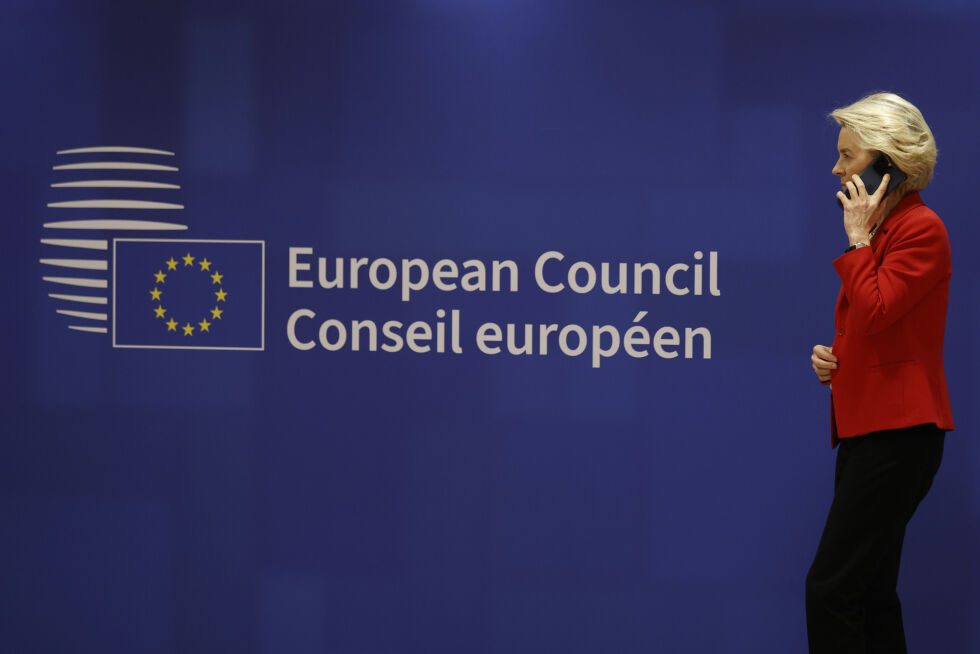 EU-kommisjonens president Ursula von der Leyen på vei inn til EU-toppmøtet onsdag.
 Foto: AP / NTB