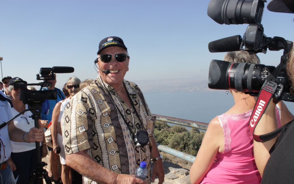 Harry Wiig Andersen i sammen med reisefølge i Israel.
 Foto: Privat.