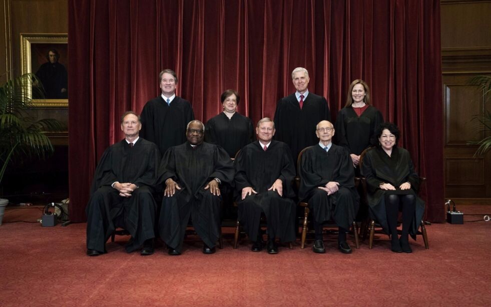 USAs ni høyesterettsdommere, fotografert i april 2021, med justitiarius John Roberts i midten. Illustrasjonsbilde.
 Foto: Erin Schaff / NTB